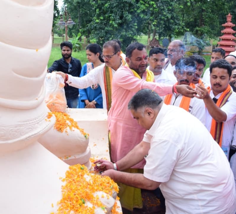 रामगढ़ के श्रीराम मंदिर में मंत्री राजेश अग्रवाल ने की पूजा-अर्चना