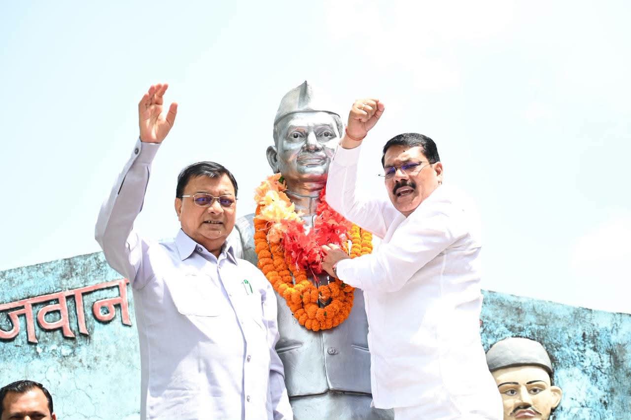 मंत्री लखनलाल देवांगन ने कोरबा में गांधी और शास्त्री को किया नमन
