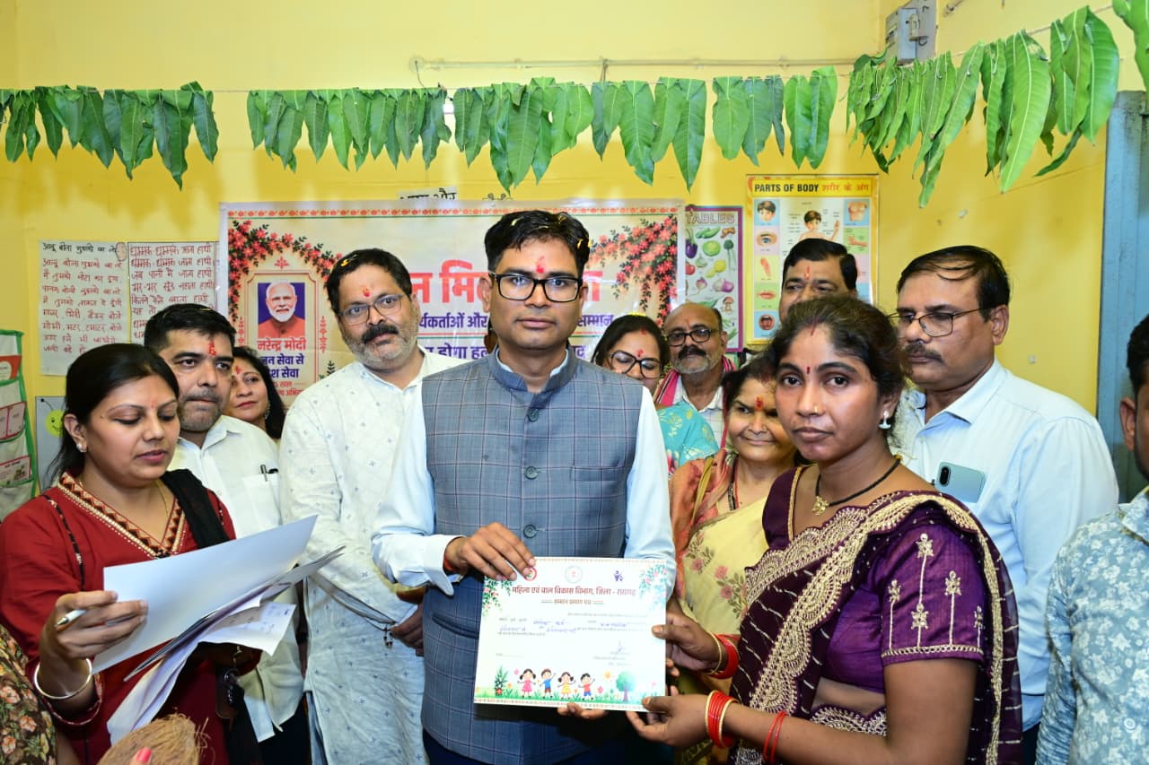 उत्कृष्ट कार्य करने वाली आंगनबाड़ी कार्यकर्ताओं और मितानिनों को मिला सम्मान