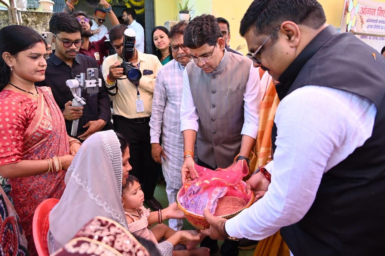आंगनबाड़ी बच्चों के बीच पहुंचे मंत्री, पढ़ाई और खेल पर की सहज बातचीत