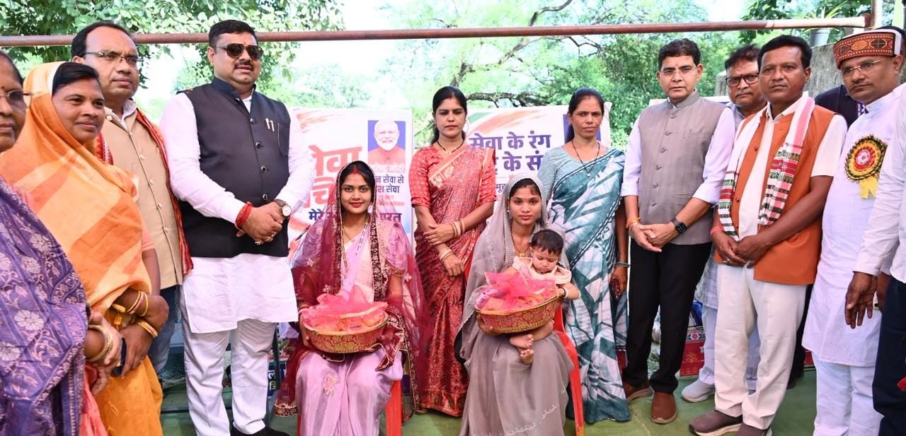 आंगनबाड़ी बच्चों के बीच पहुंचे मंत्री, पढ़ाई और खेल पर की सहज बातचीत