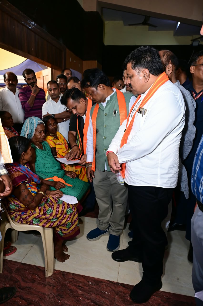 जगदलपुर सेवा संकल्प शिविर में पात्र हितग्राहियों को वित्तीय सहायता और प्रमाण पत्र वितरित