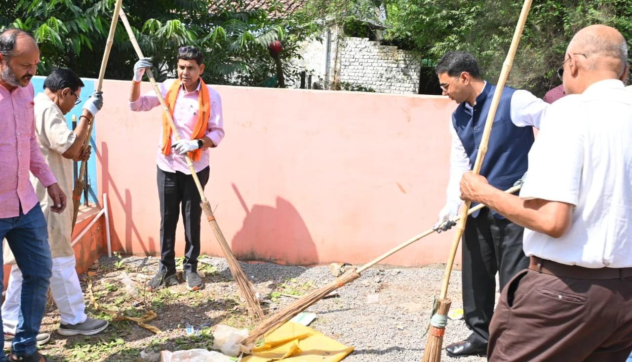 सेवा संकल्प अभियान में जनसेवा के साथ स्वच्छता का संकल्प