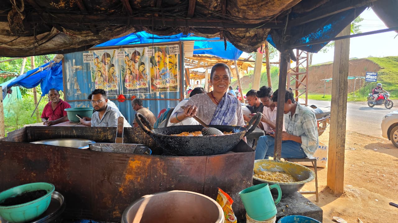 व्यवसाय की कमाई से परिवार भी संभाला, ऋण की किस्त भी चुका रहीं लाजो