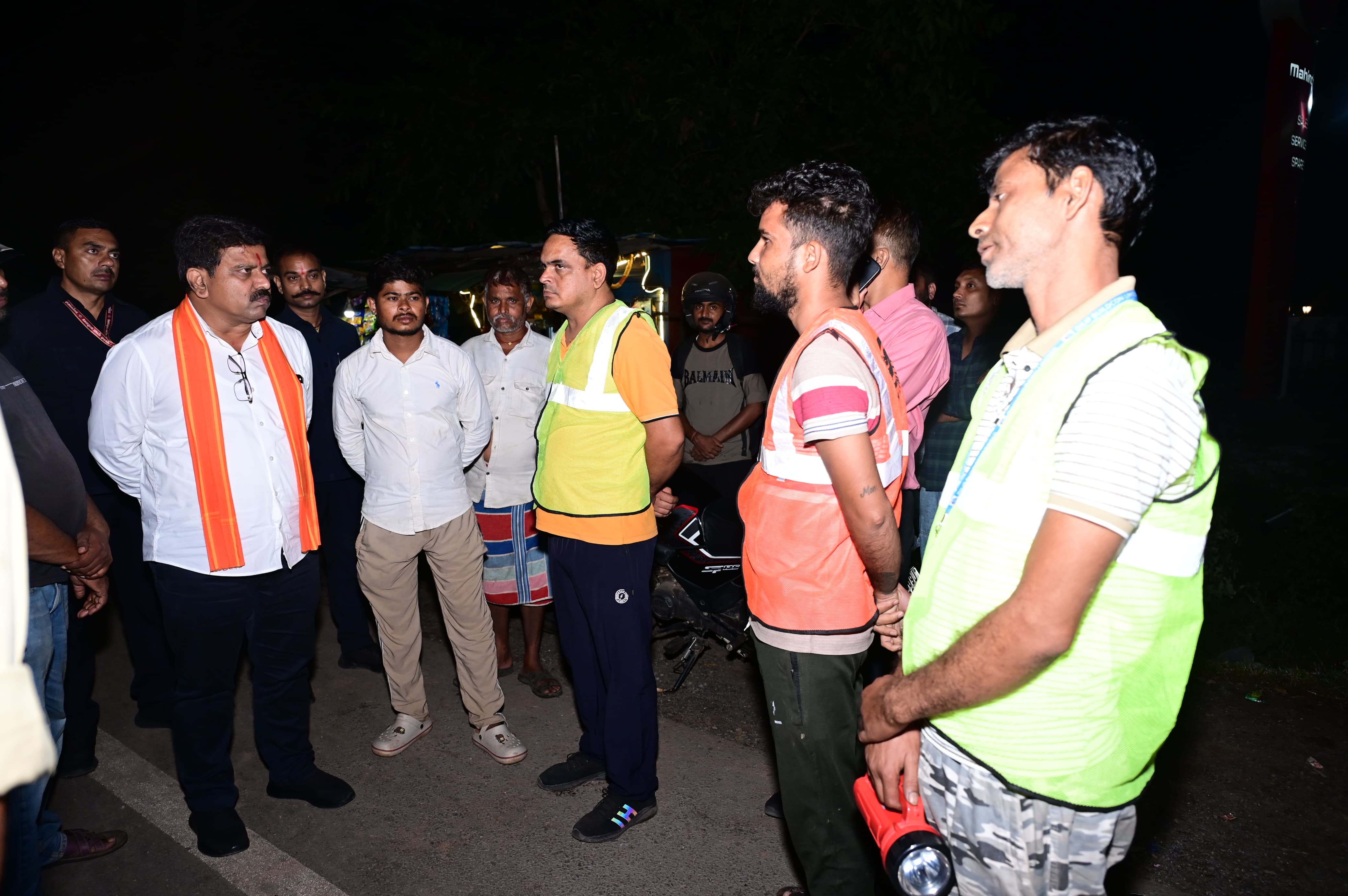 स्थानीय लोगों से पेट्रोलिंग गतिविधियों की नियमित जानकारी लेने के निर्देश