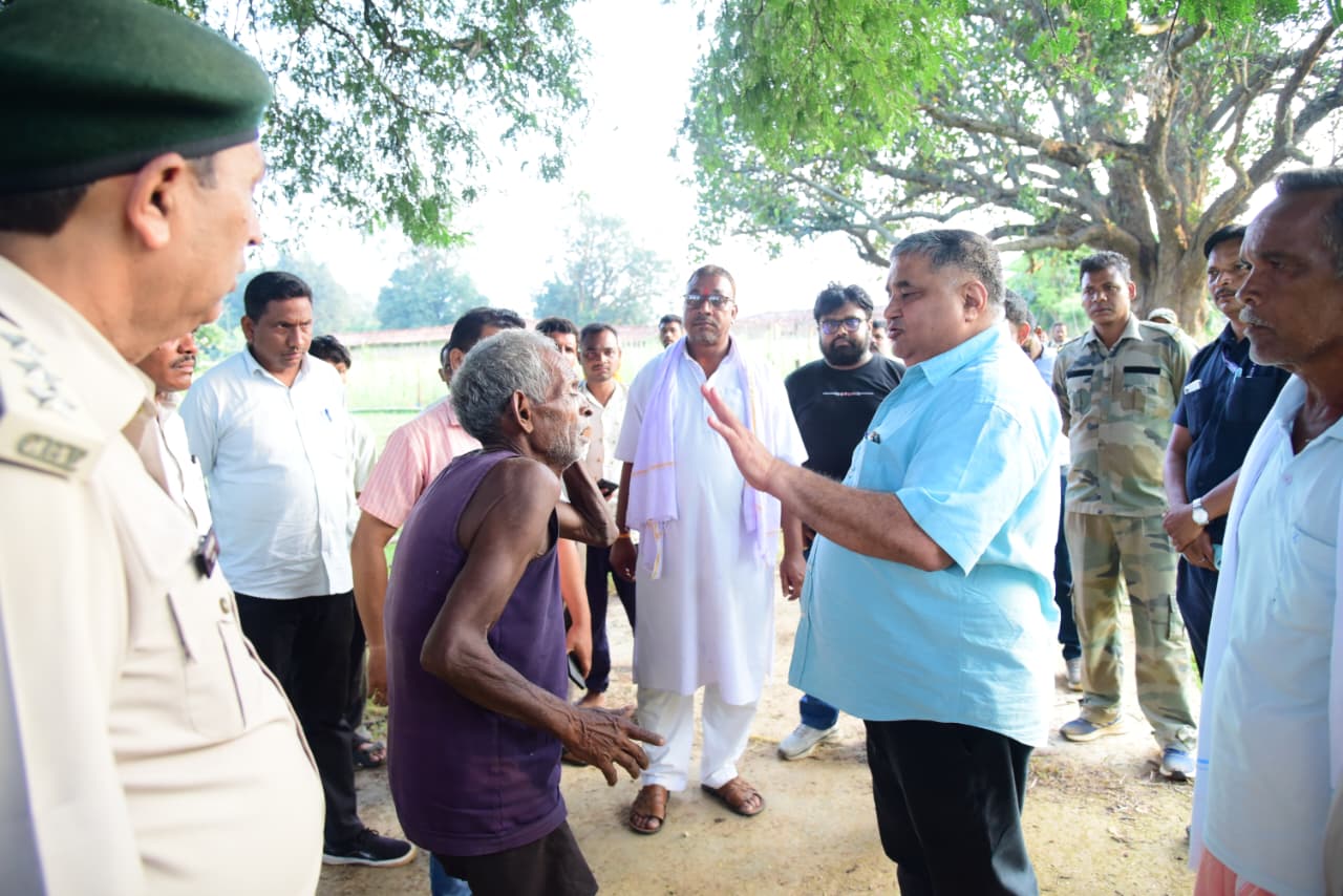 ग्रामीणों की परेशानी समझने खुद प्रभावित गांवों में पहुंचे मंत्री, जल्द राहत का दिया भरोसा