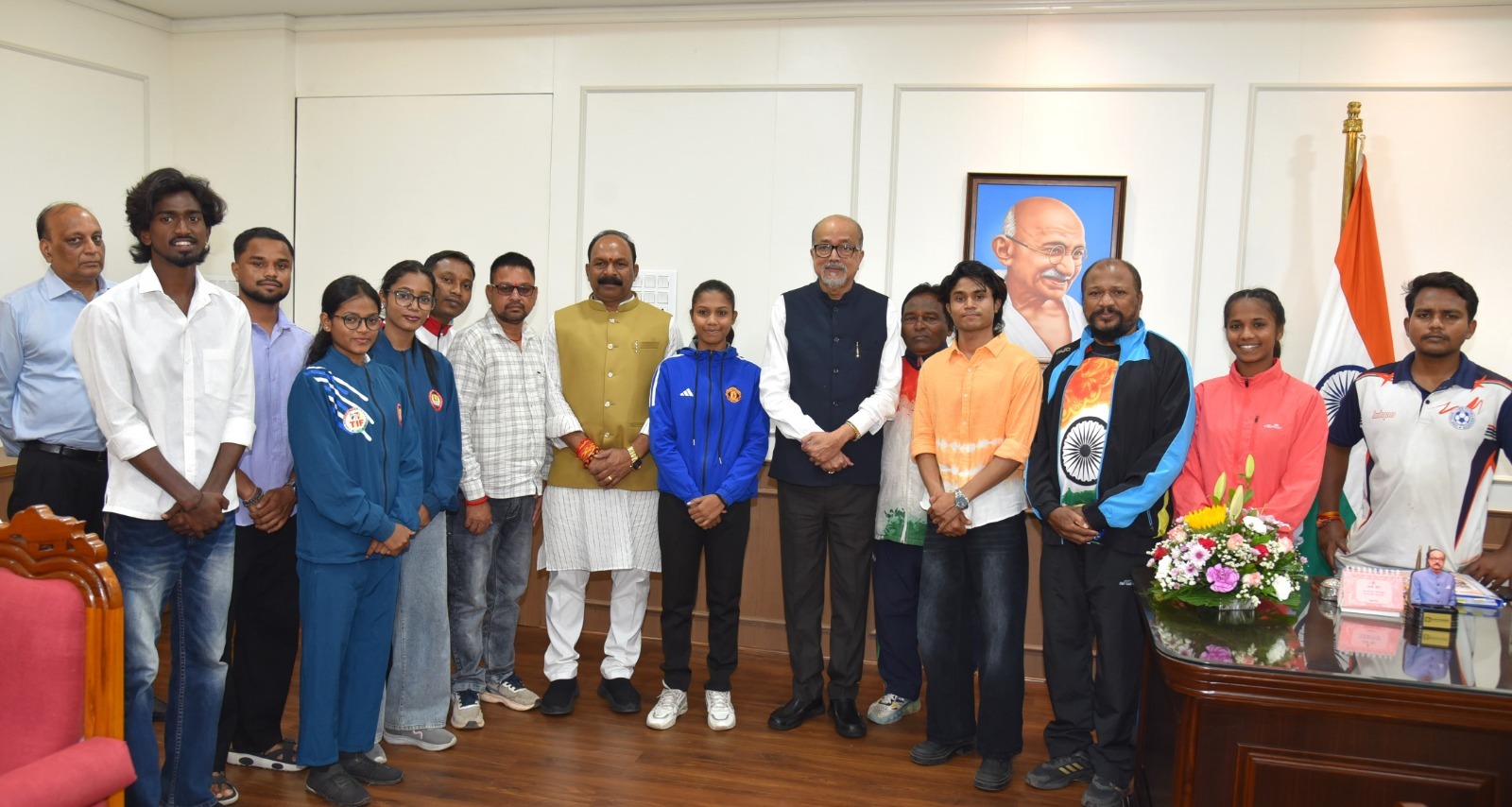 थाई बॉक्सिंग की स्वर्ण पदक विजेता मानसी तांडी सहित कई खिलाड़ियों ने राज्यपाल से की मुलाकात