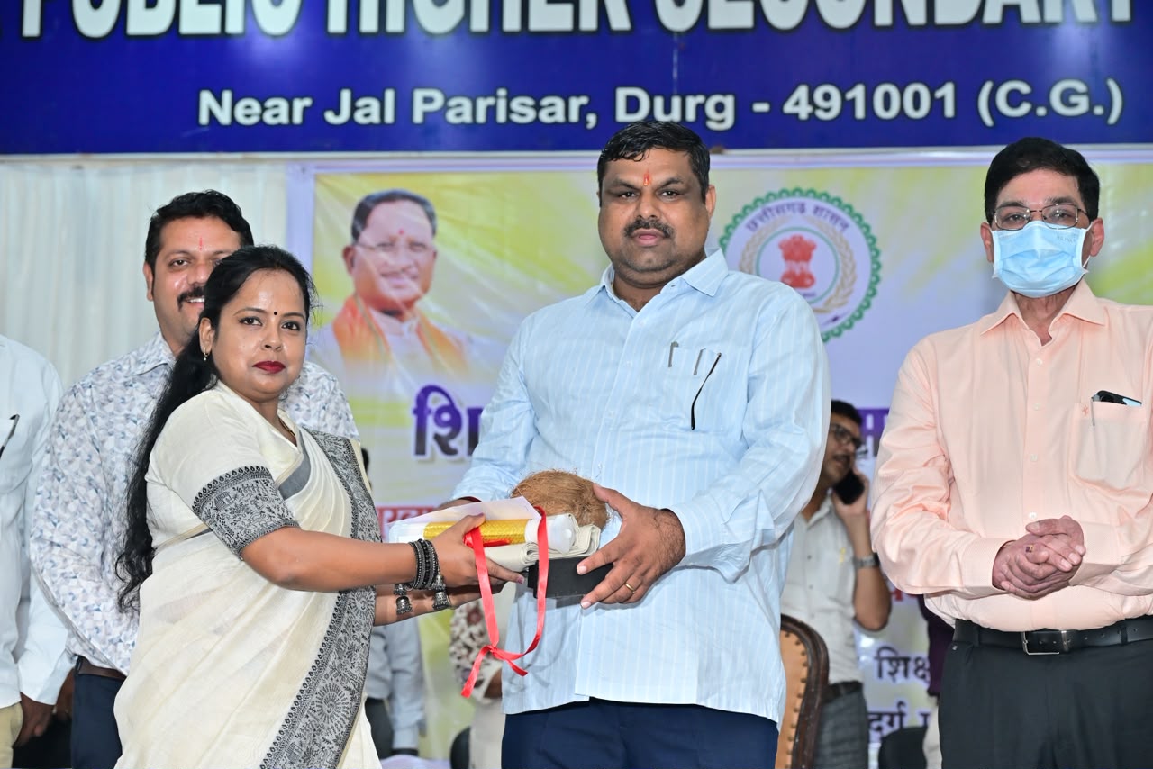 शिक्षकों का योगदान विद्यार्थियों के जीवन में ज्ञान और संस्कार का संचार कर रहा: शिक्षा मंत्री