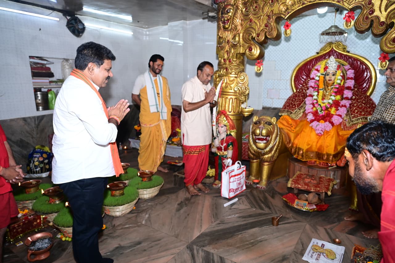 मां महामाया के दरबार में उप मुख्यमंत्री विजय शर्मा ने की विधिवत पूजा-अर्चना