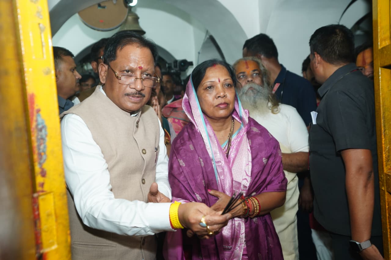मुख्यमंत्री साय ने सपत्नीक भगवान नर-नारायण के दर्शन कर प्रदेश की खुशहाली की कामना की
