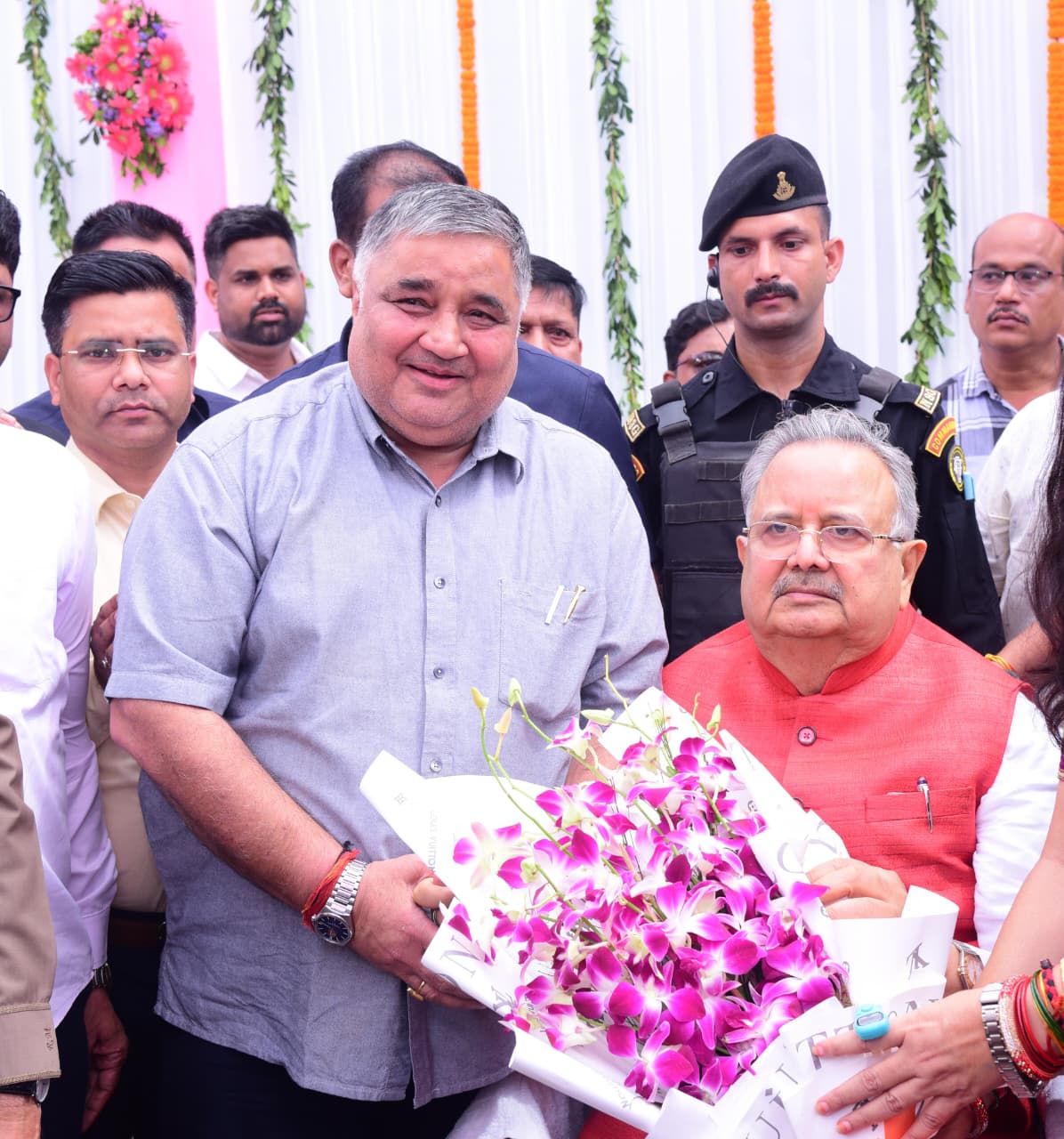 विधानसभा अध्यक्ष डॉ. रमन सिंह को जन्मदिन की बधाई देने पहुंचे पर्यटन मंत्री राजेश अग्रवाल