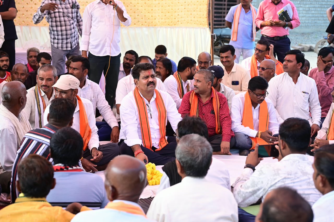 ग्रामीणों के बीच जमीन पर बैठकर उप मुख्यमंत्री विजय शर्मा ने सुनीं समस्याएं, 74.80 लाख के विकास कार्यों की सौगात
