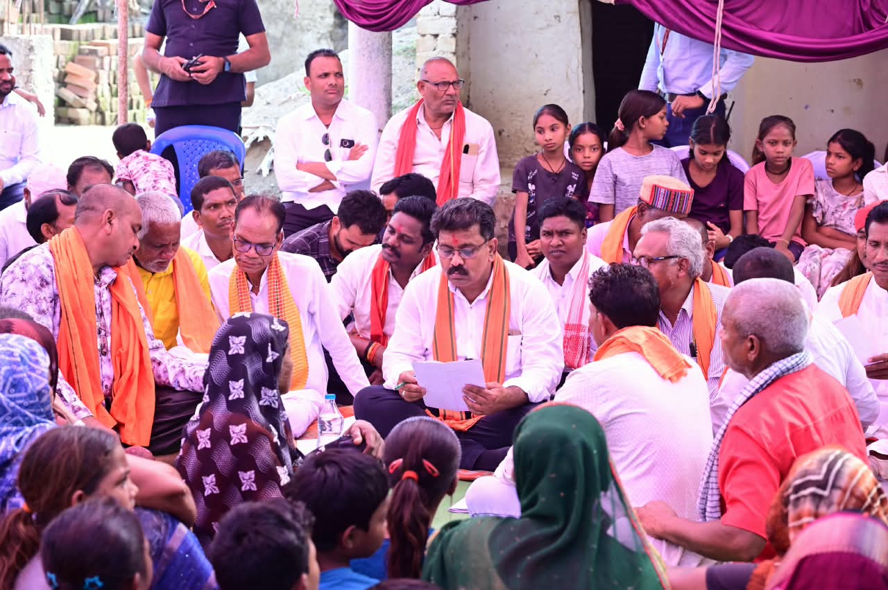 ग्रामीणों की मांगों के अनुरूप सड़क, मंच, सामुदायिक भवन और पुलिया निर्माण की घोषणाएं