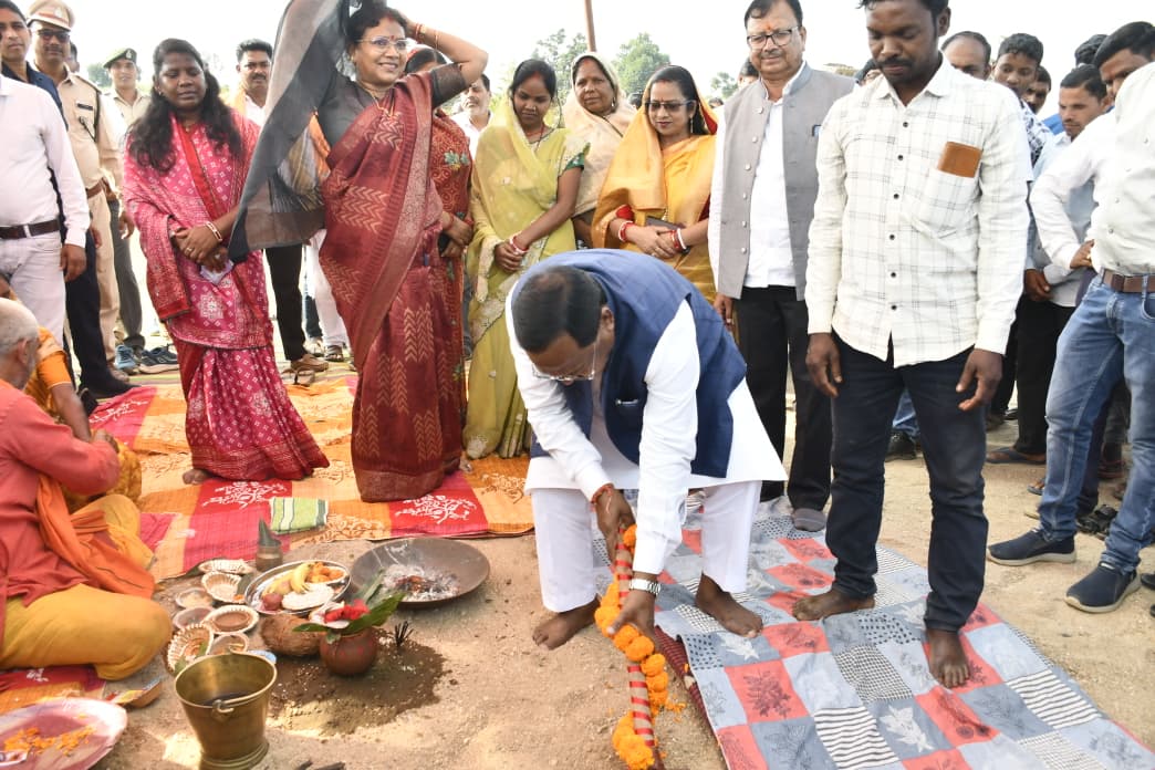 वैज्ञानिक खेती, दुग्ध उत्पादन और पशुपालन अपनाकर आय बढ़ाएं किसान : रामविचार नेताम