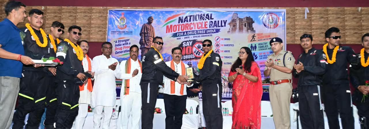 राष्ट्रीय बाइक रैली में शामिल ओडिशा और छत्तीसगढ़ पुलिस के दलों को स्मृति चिह्न देकर किया सम्मानित