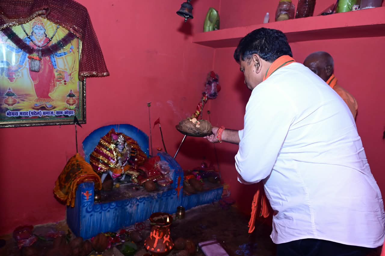 ढोलक, झांझ और मंजीरे की थाप पर ग्रामीणों के साथ झूमे उप मुख्यमंत्री विजय शर्मा