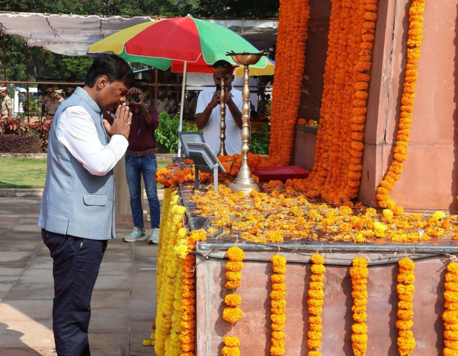 वन मंत्री केदार कश्यप ने शहीद जवानों के परिजनों से मुलाकात कर जाना कुशलक्षेम