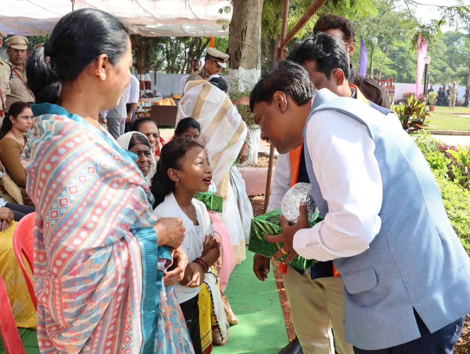वन मंत्री केदार कश्यप ने शहीद जवानों के परिजनों से मुलाकात कर जाना कुशलक्षेम