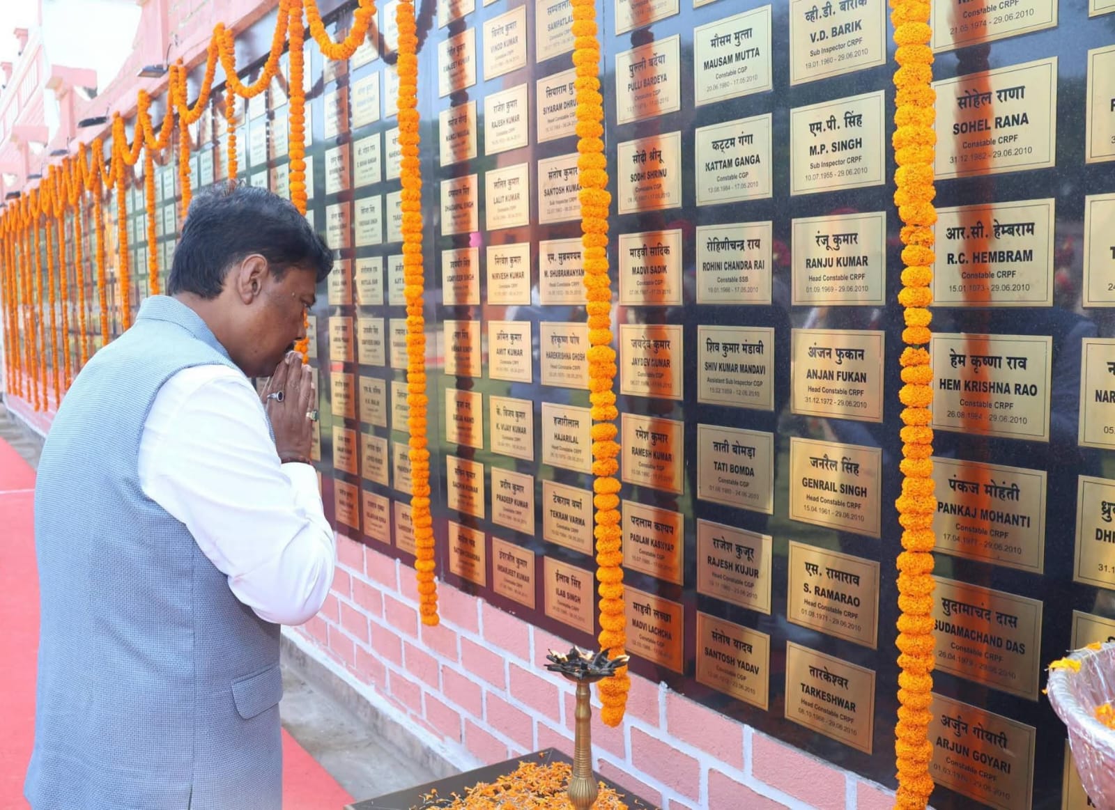 वन मंत्री केदार कश्यप ने शहीद जवानों के परिजनों से मुलाकात कर जाना कुशलक्षेम