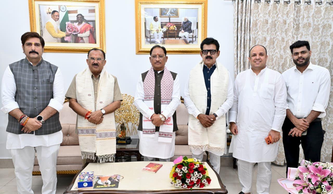 रायपुर में मुख्यमंत्री विष्णु देव साय ने वासुदेव देवनानी का किया आत्मीय अभिनंदन