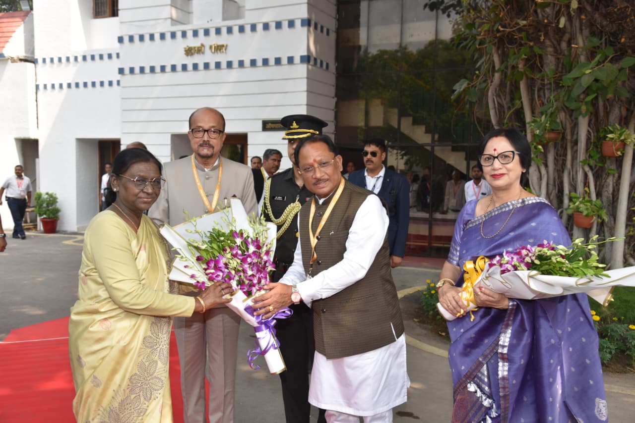 राष्ट्रपति द्रौपदी मुर्मु के लोकभवन आगमन पर राज्यपाल एवं मुख्यमंत्री ने किया अभिनंदन
