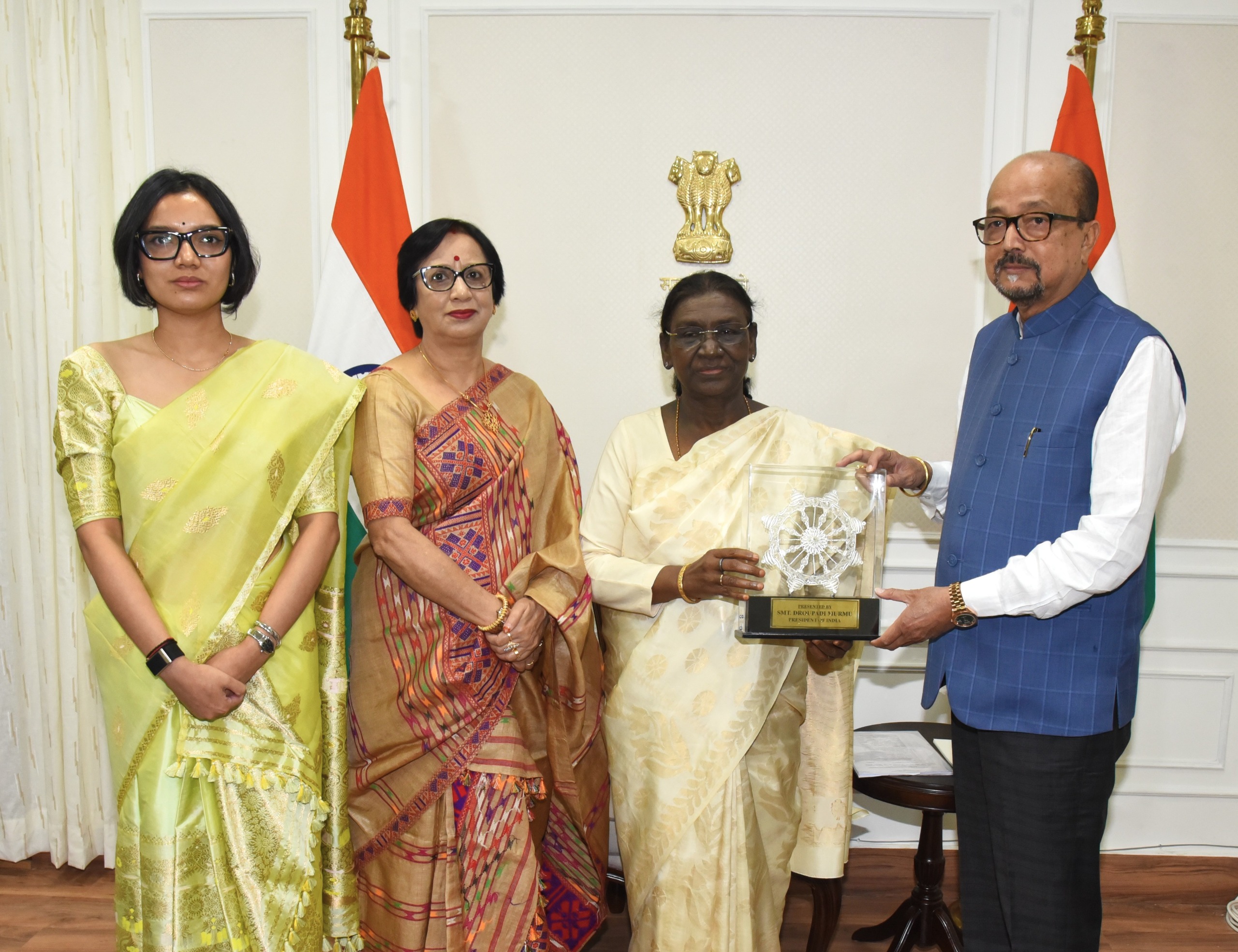 राज्यपाल रमेन डेका ने राष्ट्रपति मुर्मु को भेंट किया छत्तीसगढ़ की प्राकृतिक पहचान का प्रतीक