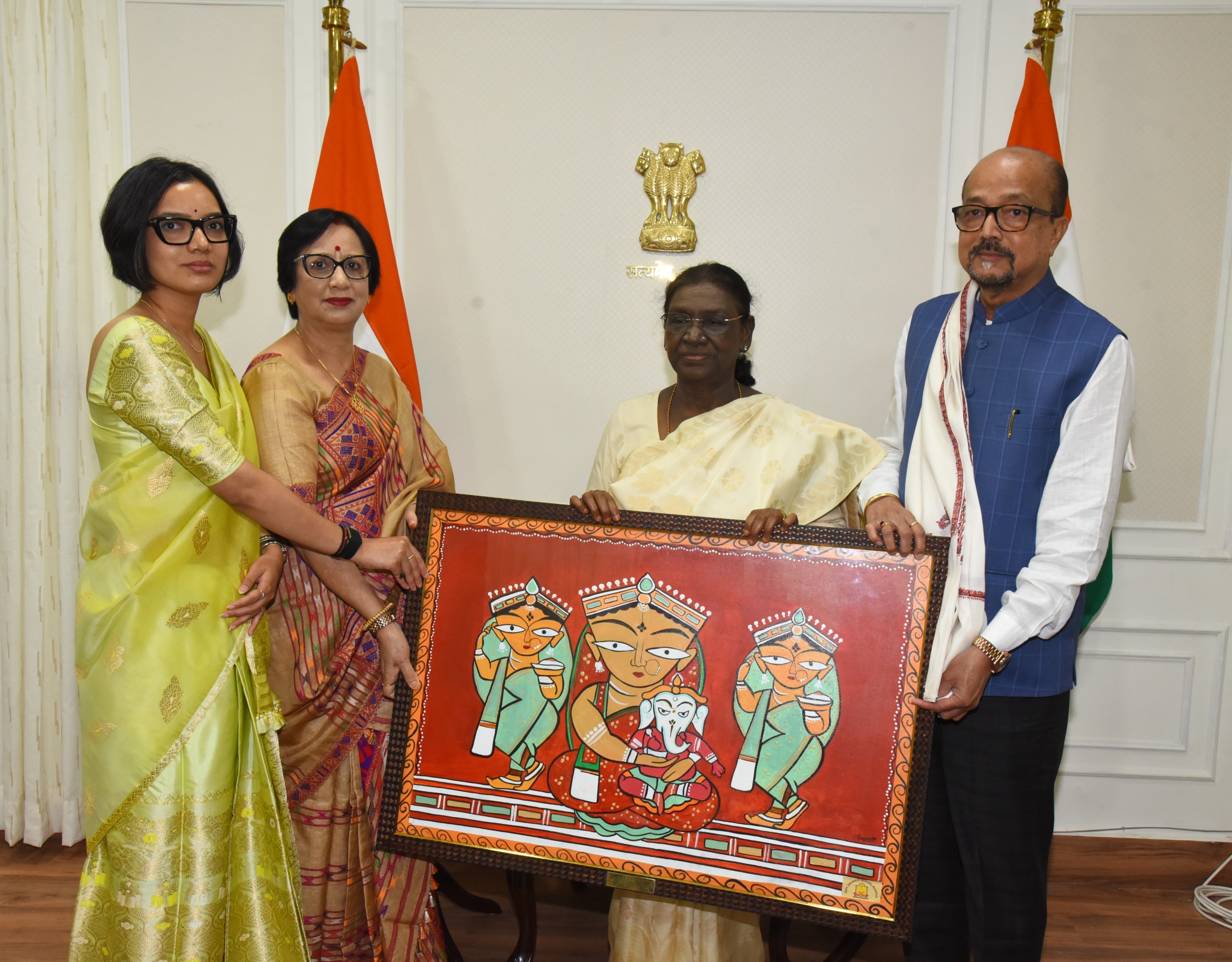 राष्ट्रपति द्रौपदी मुर्मु ने राज्यपाल रमेन डेका को भेंट की विशिष्ट शैली की चित्रकला