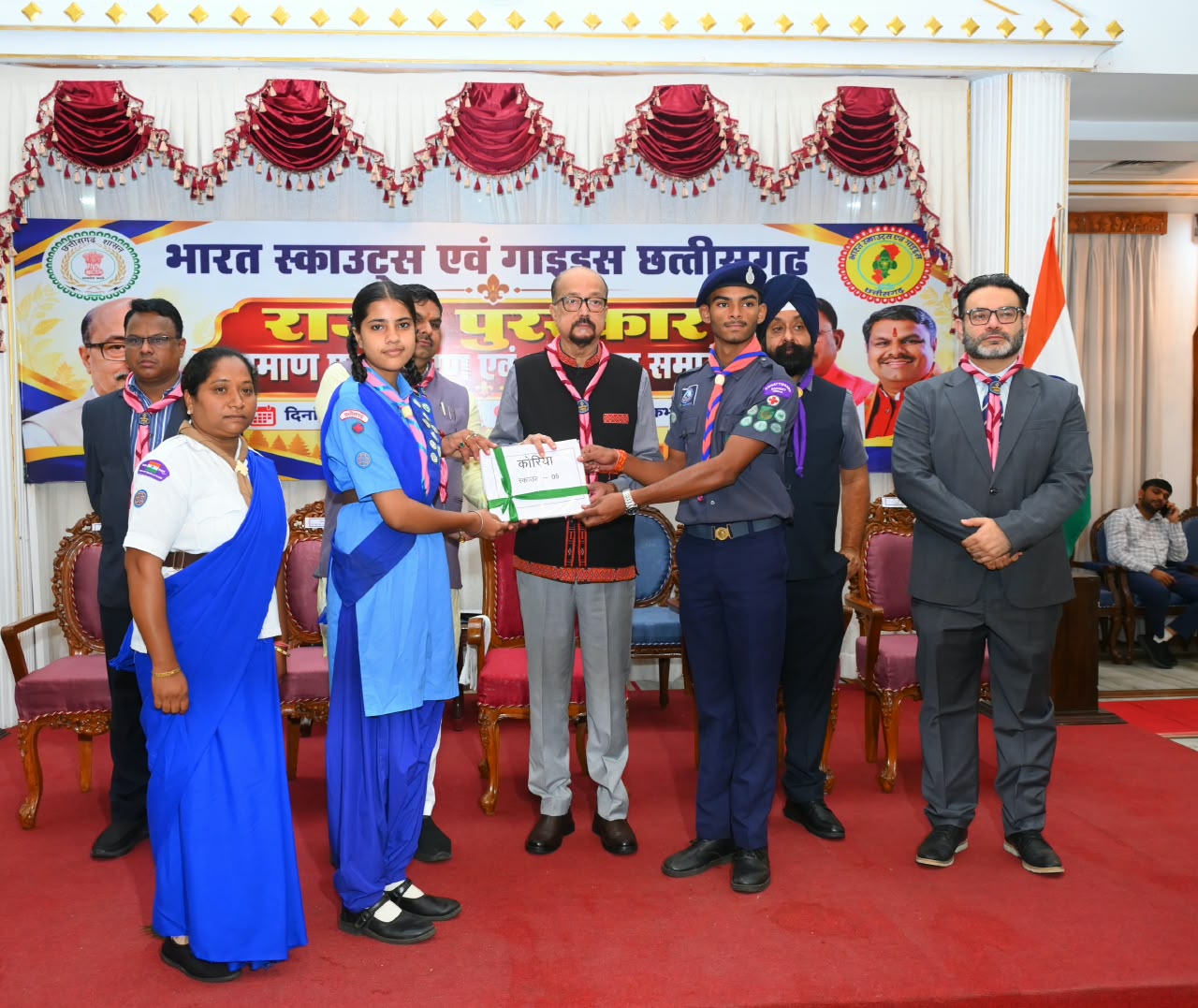 स्काउटिंग के क्षेत्र में उत्कृष्ट योगदान देने वाले प्रतिभागियों का लोकभवन में सम्मान