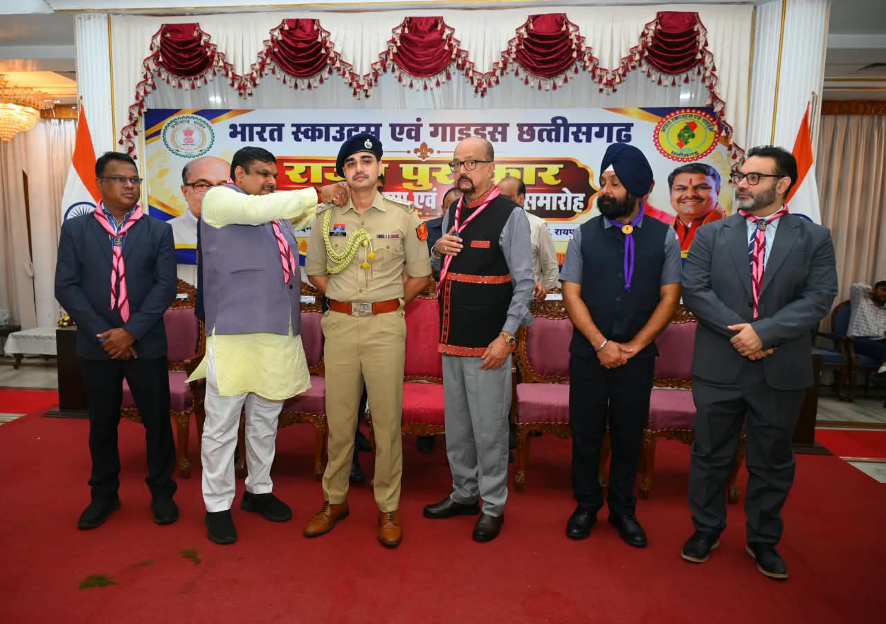 स्काउटिंग के क्षेत्र में उत्कृष्ट योगदान देने वाले प्रतिभागियों का लोकभवन में सम्मान