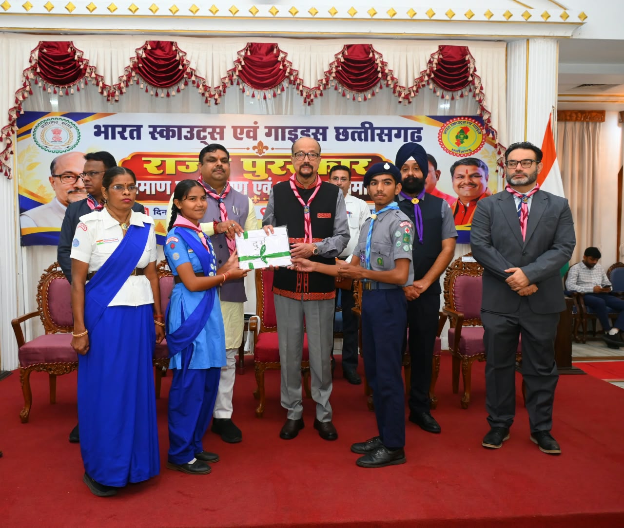 स्काउटिंग के क्षेत्र में उत्कृष्ट योगदान देने वाले प्रतिभागियों का लोकभवन में सम्मान