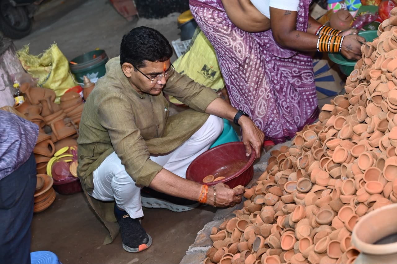 दीपावली पर घरों के साथ मेहनतकश परिवारों के जीवन में भी खुशियों का उजाला फैलाएं