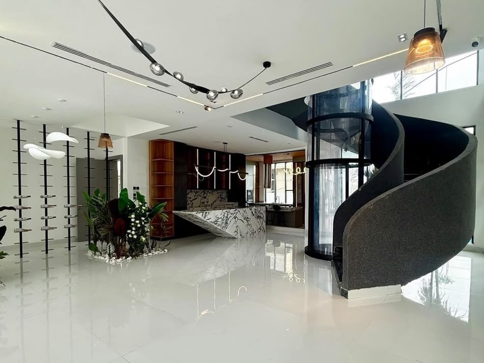 Contemporary 5-Bedroom Fully Detached Home for Sale in Osapa, Lekki — PHOTO-2026-09-27-19-28-38.jpg