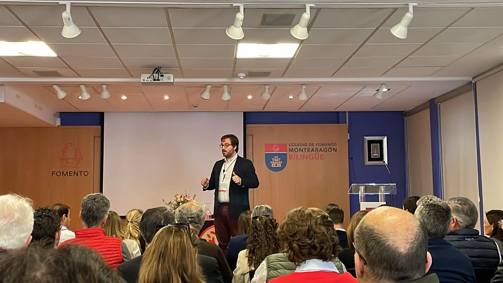 Rafa Lafuente dando una conferencia
