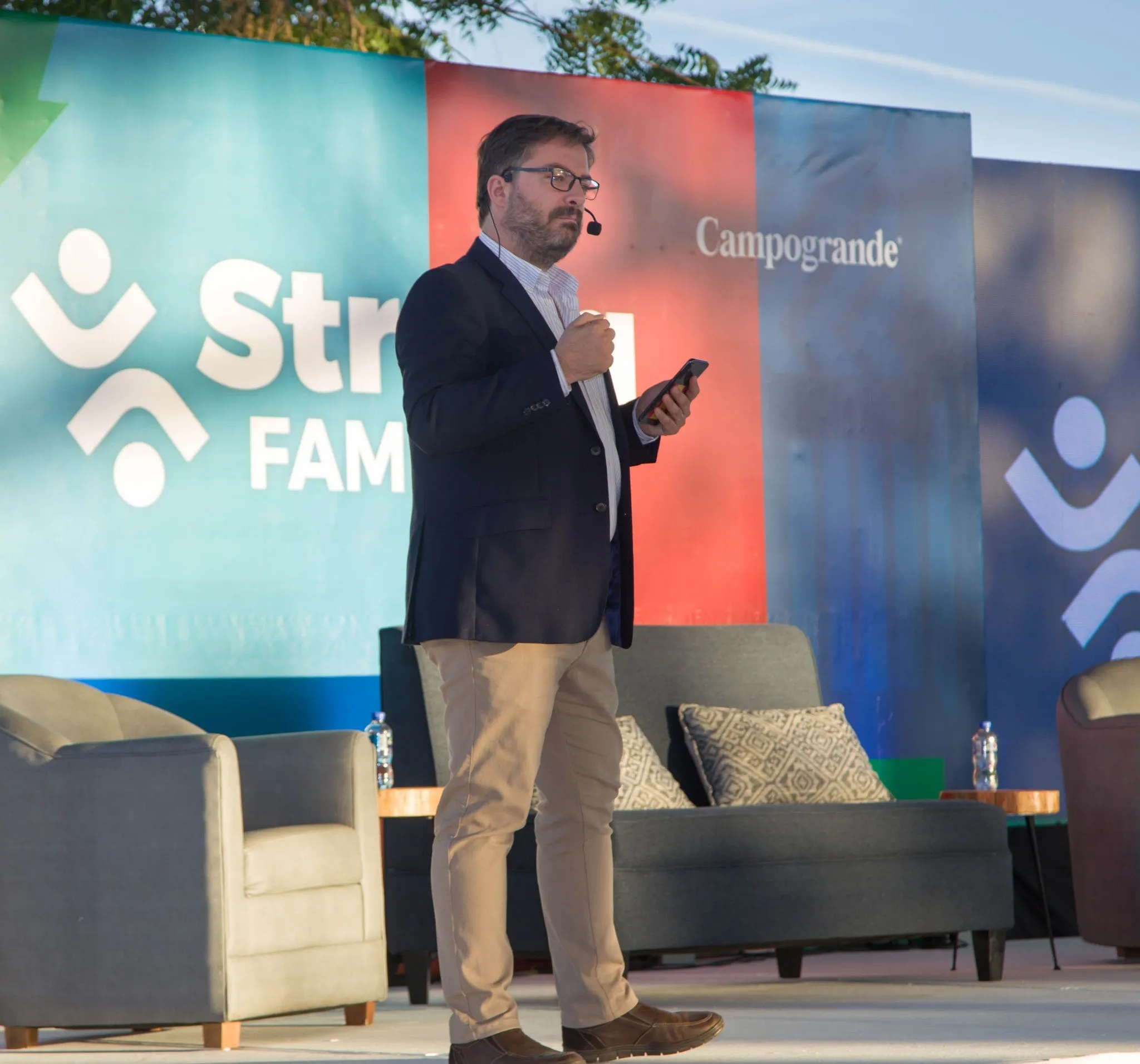 Rafa Lafuente dando una conferencia