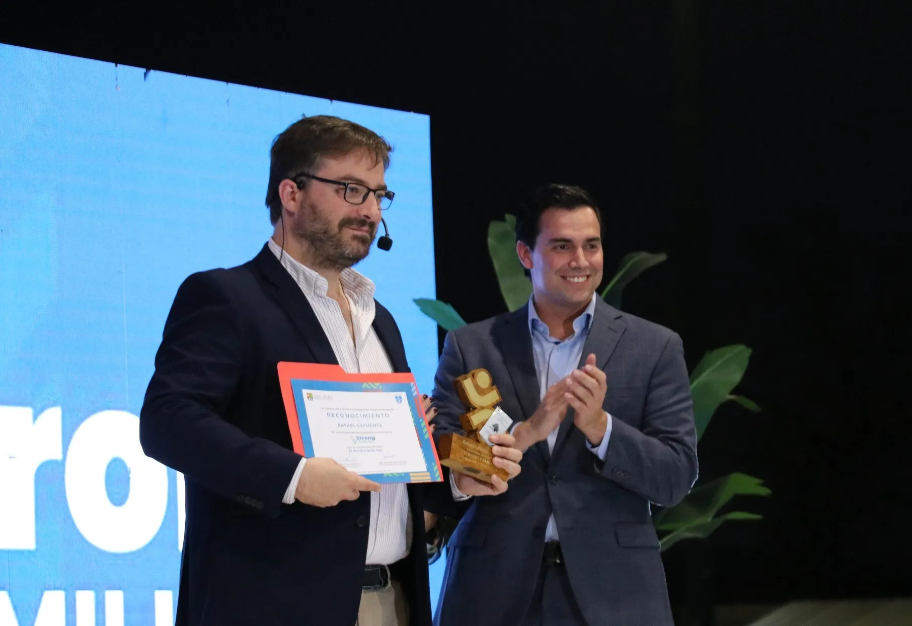 Rafa Lafuente recibiendo un premio