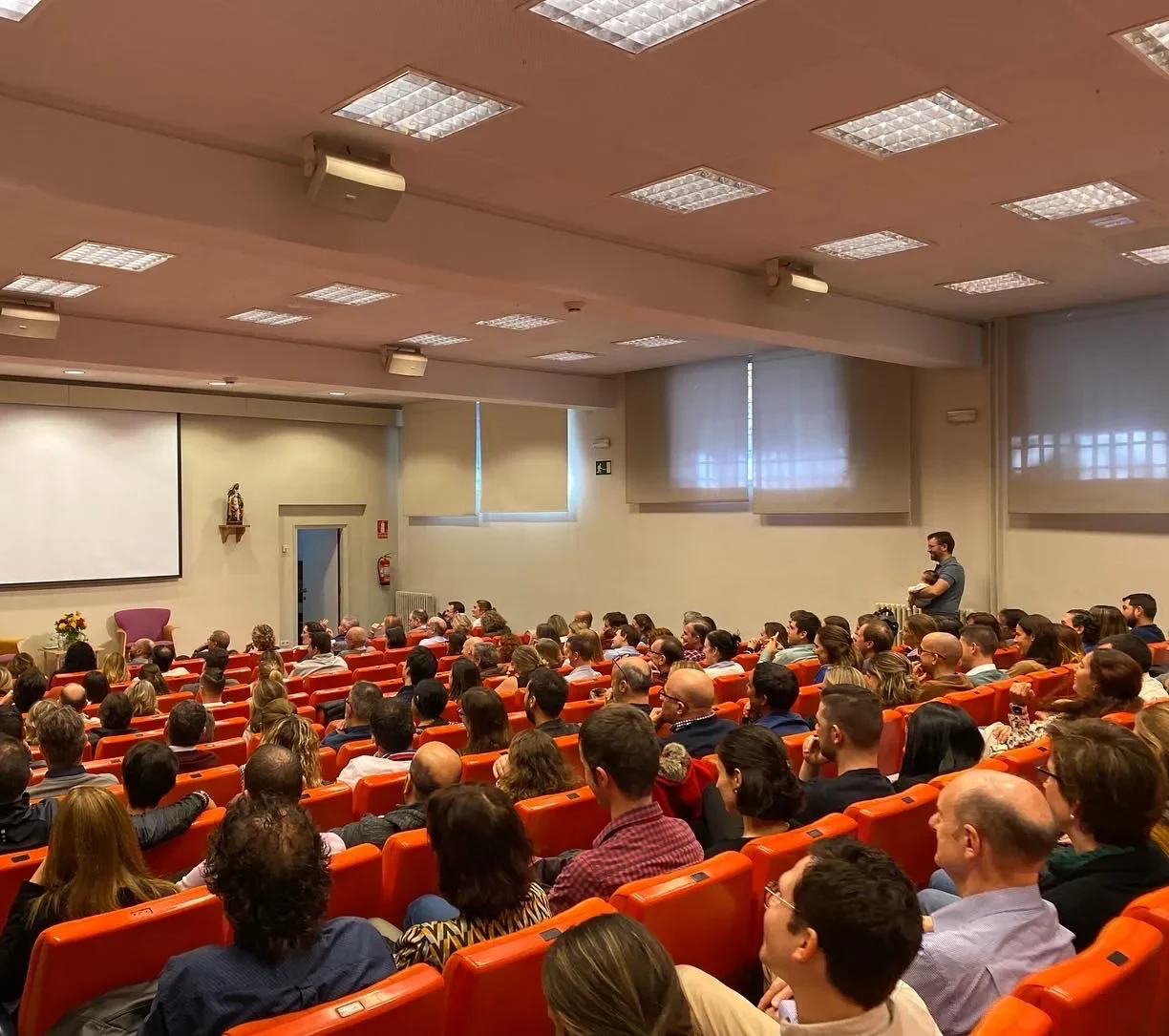 Rafa Lafuente dando una ITV matrimonial