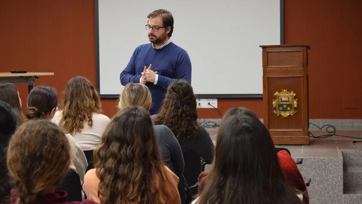 Rafa Lafuente dando una conferencia