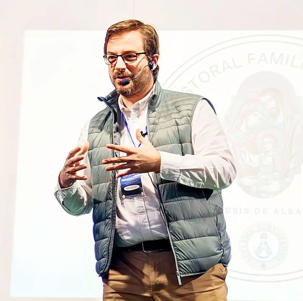 Rafa Lafuente dando una conferencia