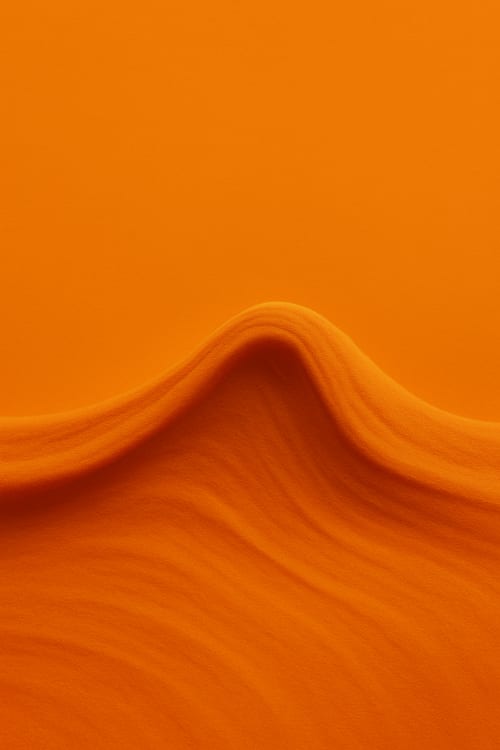 İphone 17'nin turuncu renki arjasında doğru dalgalı çıkıntı. Gerçekçi Fotoğraf: Yüksek çözünürlüklü, gerçek bir fotoğraf gibi net ve detaylı. Düz Renk: Sade bir düz turuncu arka plan. Sakin: Daha huzurlu ve dingin bir his uyandıran bir atmosfer. Mode