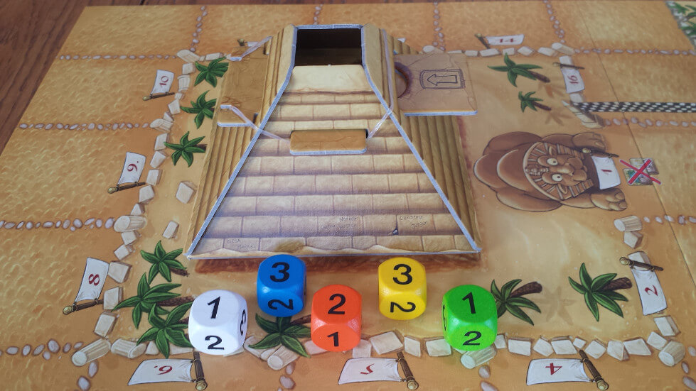 The Camel Up pyramid and dice The Camel Up pyramid dice shaker and coloured dice