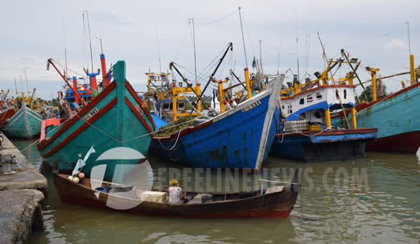 Ombak Besar Landa Selat Malaka Kapal Nelayan Tidak Diizinkan Malaut