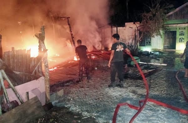 Lima Unit Rumah Berkontruksi Kayu Dekat Jembatan Peureulak  Ludes Terbakar