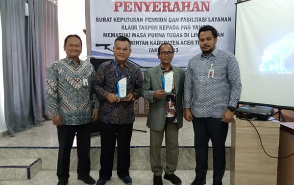 Pj. Bupati Aceh Timur Serahkan 50 SK Pensiun Kepada PNS Purna Tugas