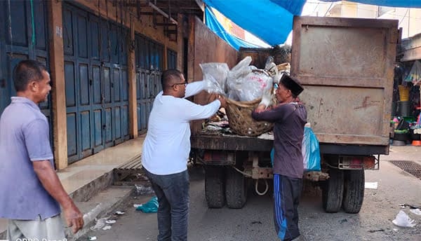 Diskusi Ketua YARA Nyak Tafar Dengan Buruh Kebersihan Aceh Timur