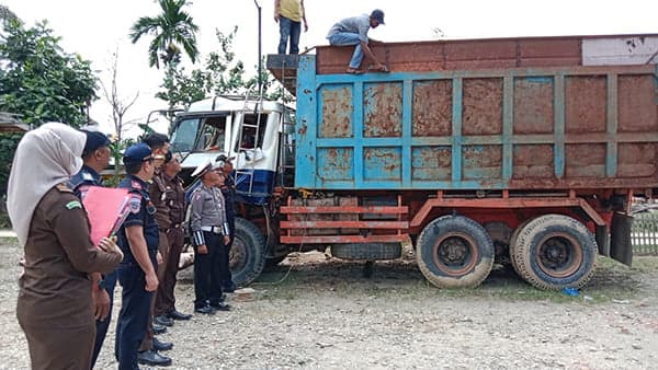 Perdana di Aceh Timur Satuan Lantas dan Jaksa Potong Bak Truk Over Demensi
