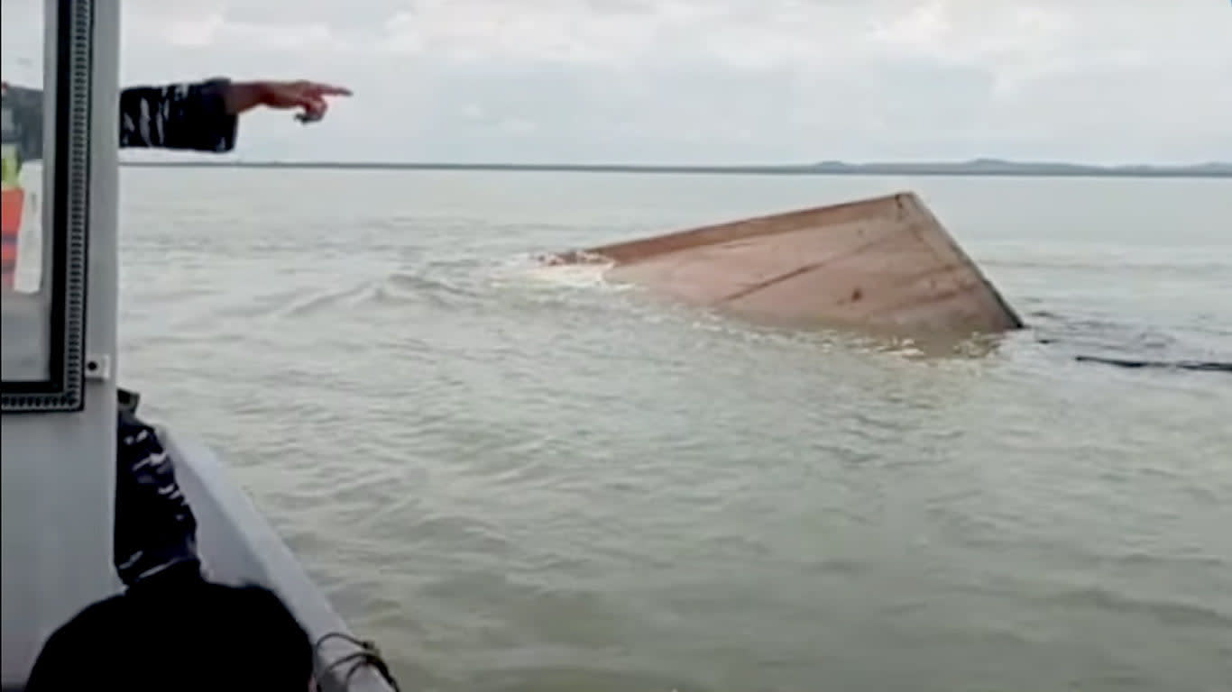 TNI AL Evakuasi ABK Kapal Dari Belawan Yang Tenggelam di Aceh Timur