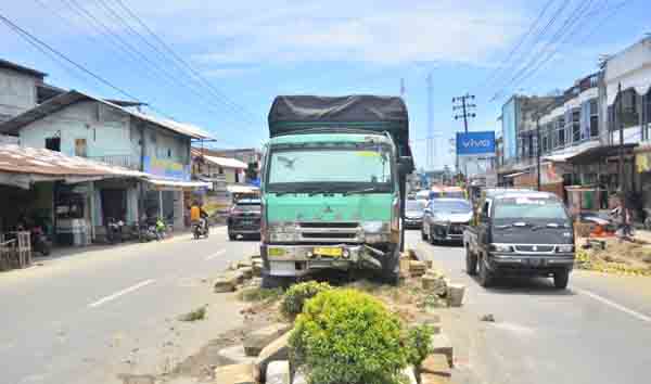 Akibat Tidak Ada Rambu Lalu Lintas, Fuso Ini Hantam Trotoar