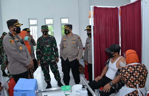 Lindungi Masyarakat, Polres Langsa Gelar Vaksinasi Massal