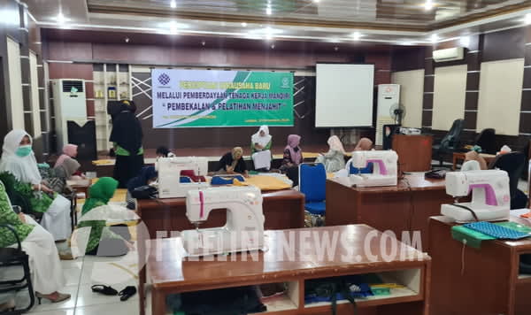 Tingkatkan Ekonomi Masyarakat di Tengah Pandemi, Fatayat NU Langsa Gelar Pelatihan Menjahit