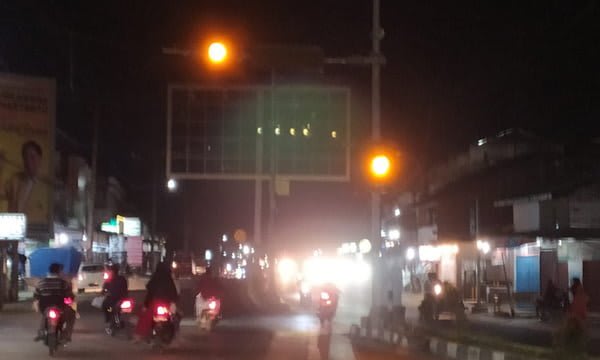 Lalu Lintas di Persimpangan Idi Padat, Traffic Light Belum Berfungsi Penuh